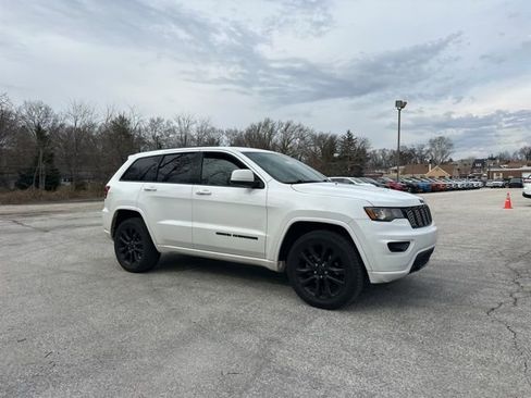Used 2020 Jeep Grand Cherokee Altitude image 2