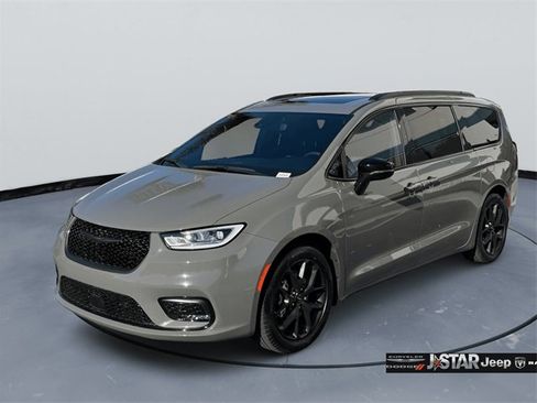 Used 2024 Chrysler Pacifica Touring-L w/ S Appearance Package image 1