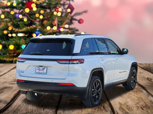 Used 2024 Jeep Grand Cherokee Altitude image 5