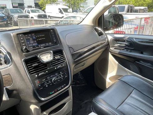 Used 2015 Chrysler Town & Country Touring-L w/ Driver Convenience Group FWD image 97