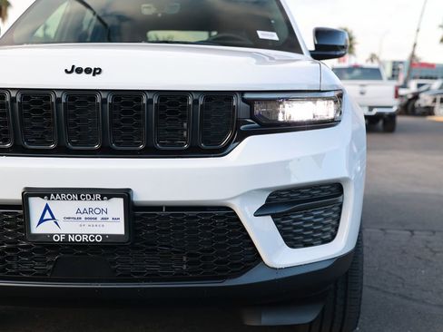 New 2025 Jeep Grand Cherokee Altitude image 5