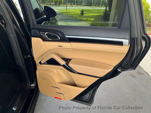 Used 2016 Porsche Cayenne image 32