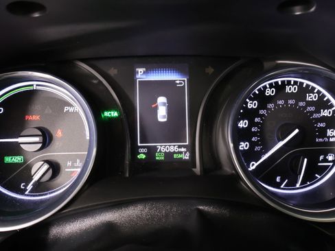 Used 2019 Toyota Camry SE w/ Sunroof Package FWD image 4