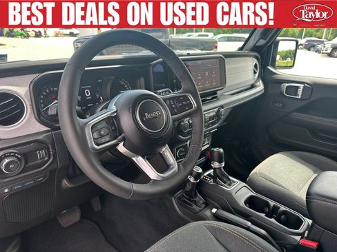 Used 2025 Jeep Wrangler Unlimited Sahara AWD/4WD image 12