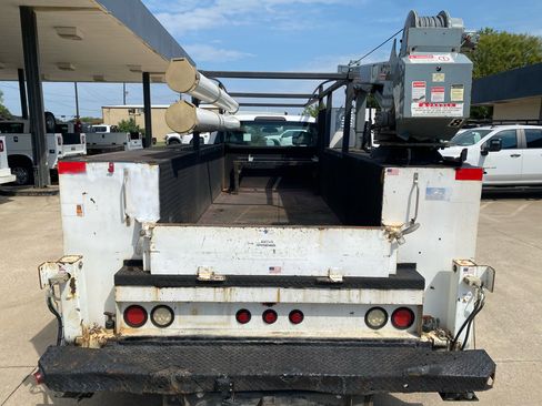 Used 2017 Ford F550 2WD Regular Cab Super Duty image 4