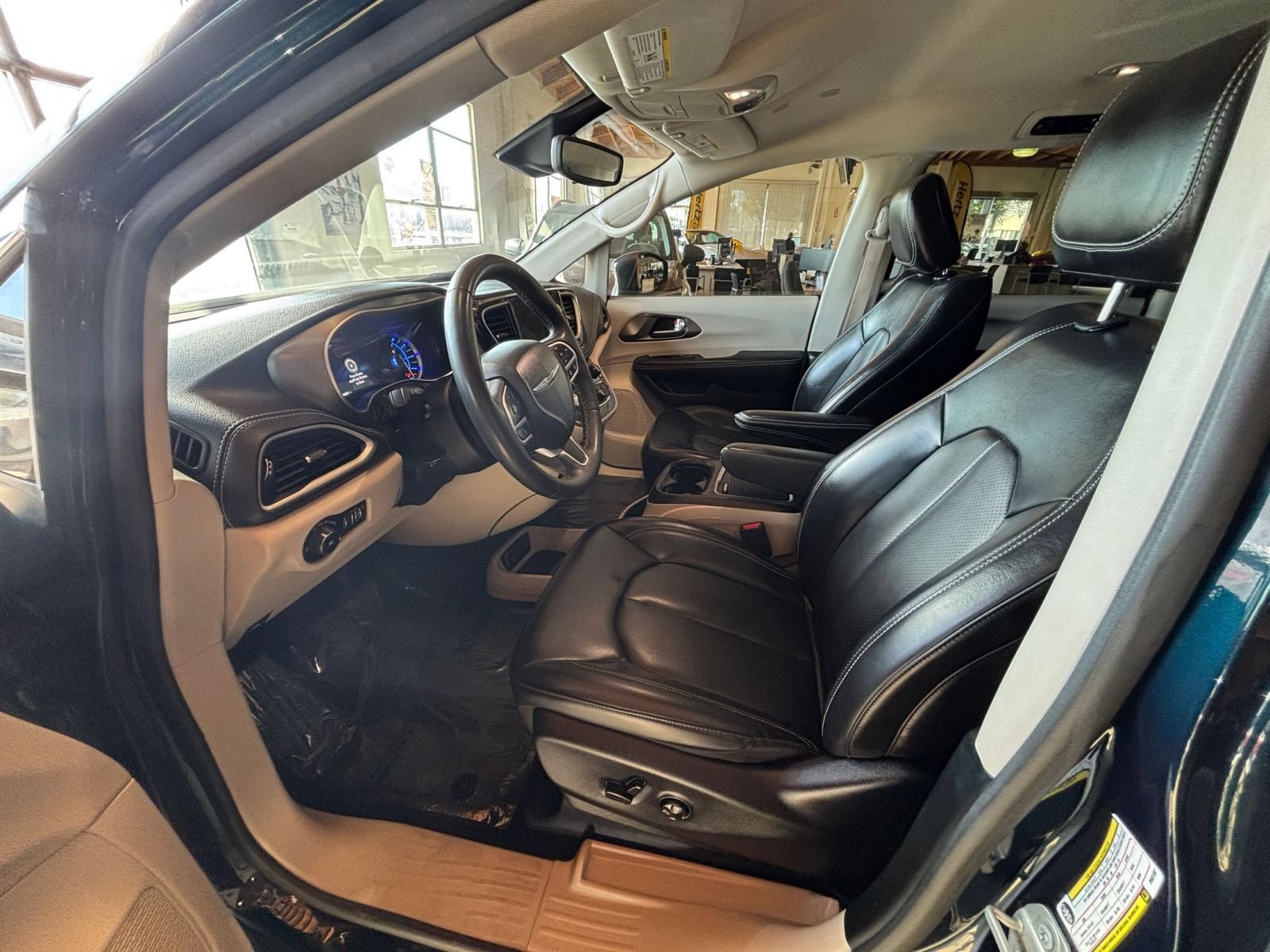 Used 2023 Chrysler Pacifica Touring-L FWD image 29