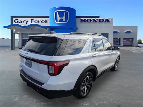 Used 2025 Ford Explorer ST-Line image 2