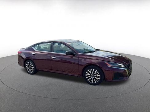 Used 2025 Nissan Altima 2.5 SV FWD image 2