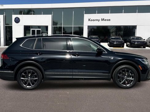 Used 2022 Volkswagen Tiguan SE w/ Panoramic Sunroof Package FWD image 3