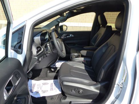 Used 2026 Chrysler Pacifica Select FWD image 21
