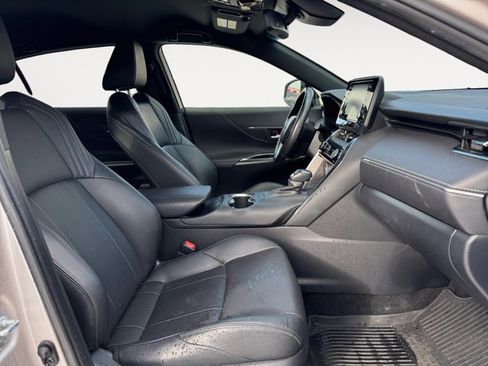 Used 2021 Toyota Venza XLE image 18