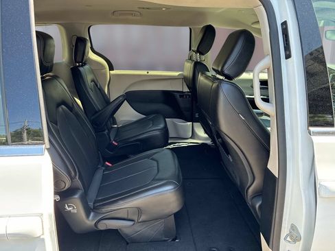 Used 2023 Chrysler Pacifica Touring-L FWD image 10