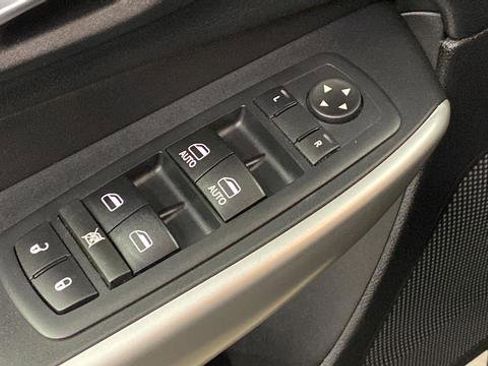 Used 2017 Jeep Cherokee Overland w/ Technology Group AWD/4WD image 21