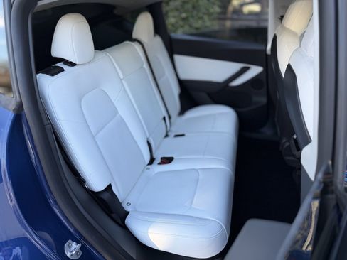 Used 2022 Tesla Model Y Long Range image 38