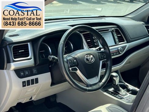 Used 2017 Toyota Highlander XLE FWD image 6