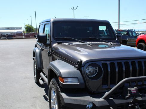 Used 2018 Jeep Wrangler Sport AWD/4WD image 9