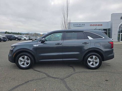 Used 2021 Kia Sorento LX image 2