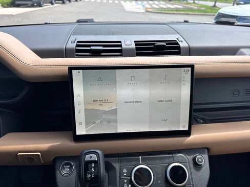 Certified 2025 Land Rover Defender 110 X-Dynamic SE AWD/4WD image 25