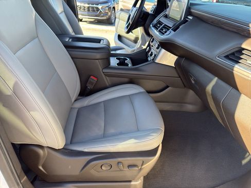 Used 2022 Chevrolet Suburban LT w/ Luxury Package image 33