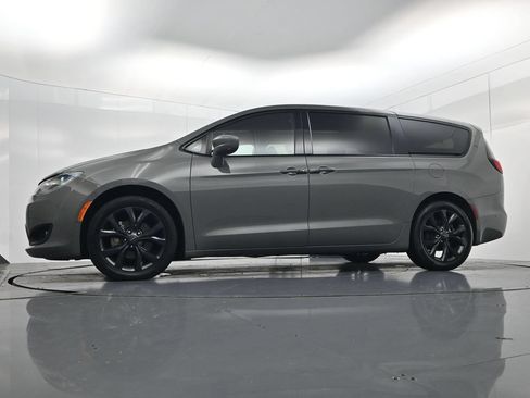 Used 2020 Chrysler Pacifica Touring w/ Advanced Safetytec Group FWD image 35