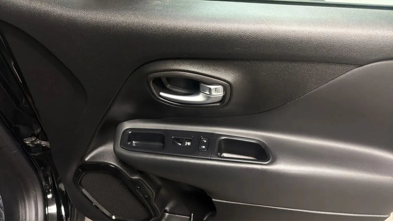 Used 2018 Jeep Renegade Altitude FWD image 19