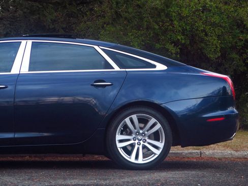 Used 2011 Jaguar XJ L image 21