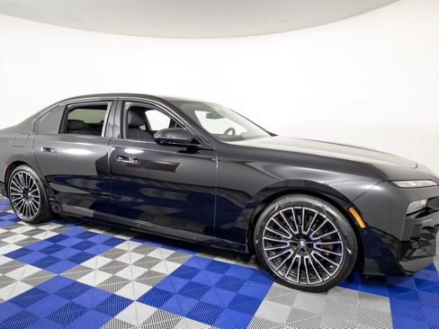Used 2025 BMW 760i xDrive w/ Executive Package AWD/4WD image 3