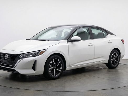 Used 2025 Nissan Sentra SV image 3