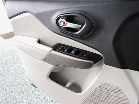 Used 2020 Jeep Cherokee Latitude Lux w/ Quick Order Package 26H Lux image 21