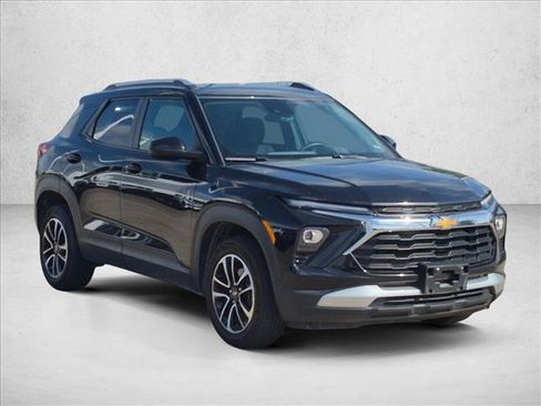 Used 2025 Chevrolet TrailBlazer LT AWD/4WD image 3