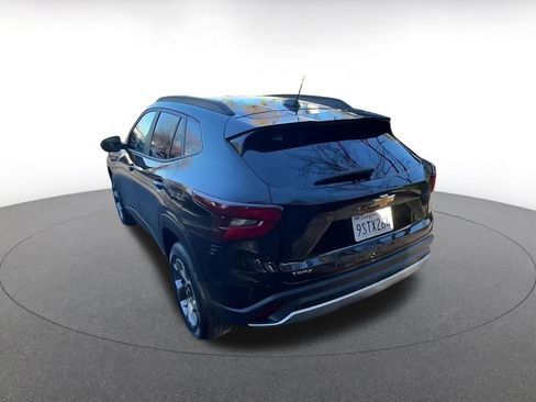 Used 2025 Chevrolet Trax LT w/ LT Convenience Package image 11