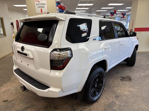 Used 2022 Toyota 4Runner SR5 Premium image 11