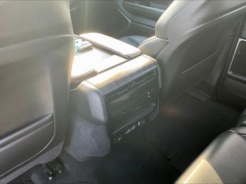 Used 2024 Jeep Wagoneer L Series II w/ Flexible Seating Group AWD/4WD image 10