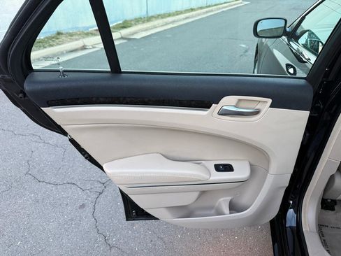 Used 2014 Chrysler 300 RWD image 18
