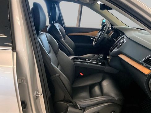 Used 2022 Volvo XC90 T5 Momentum w/ Climate Package FWD image 8