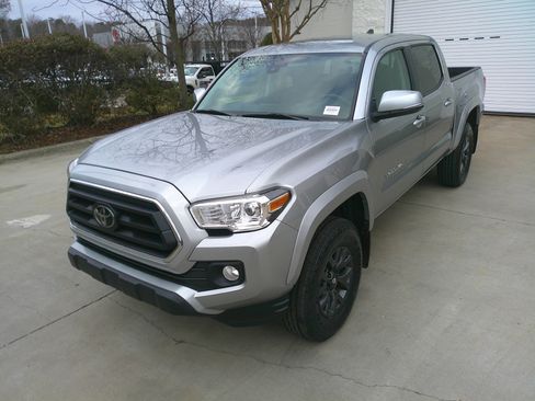 Used 2023 Toyota Tacoma SR5 w/ Technology Package image 6