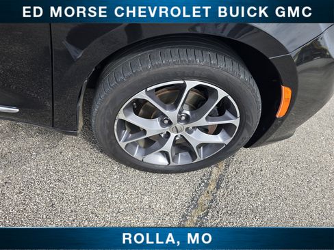 Used 2022 Chrysler Pacifica Limited w/ Uconnect Theater Family Group AWD/4WD image 11