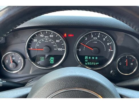 Used 2017 Jeep Wrangler Unlimited Sahara w/ Connectivity Group AWD/4WD image 34