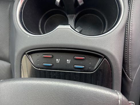 Used 2024 Toyota Venza Limited image 22