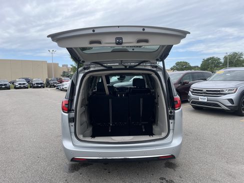 Used 2023 Chrysler Pacifica Limited FWD image 11