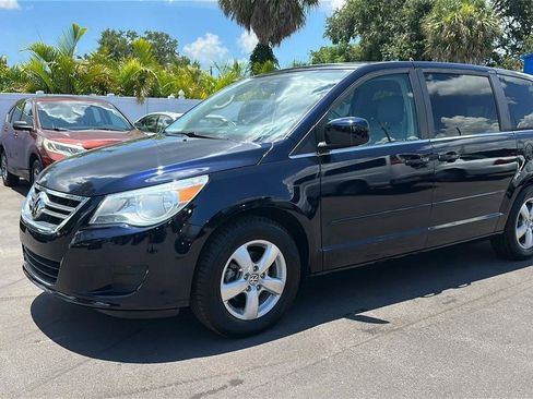 Used 2010 Volkswagen Routan SE FWD image 13