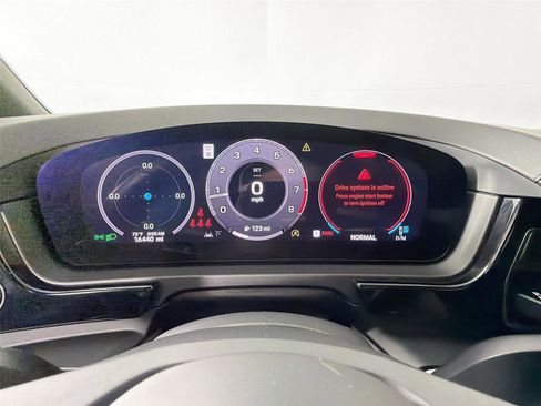 Certified 2024 Porsche Cayenne AWD/4WD image 19