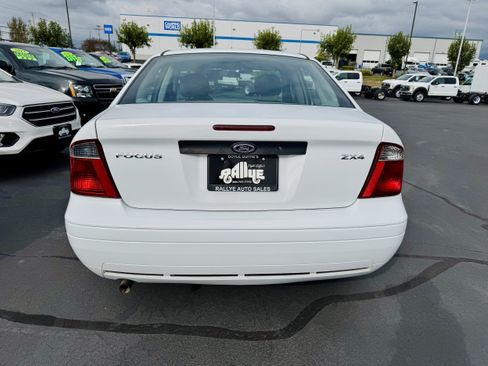 Used 2005 Ford Focus ZX4 Sedan FWD image 5