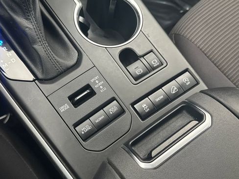 Used 2022 Toyota Highlander LE image 28