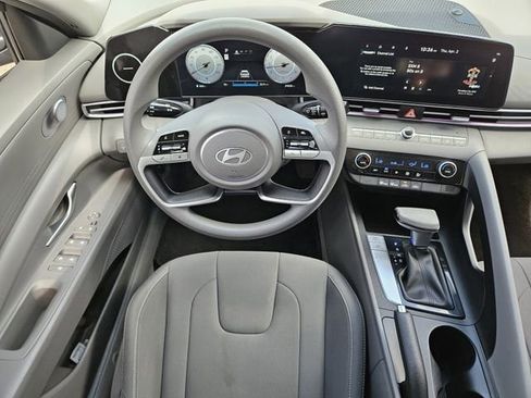 Used 2024 Hyundai Elantra SEL image 25