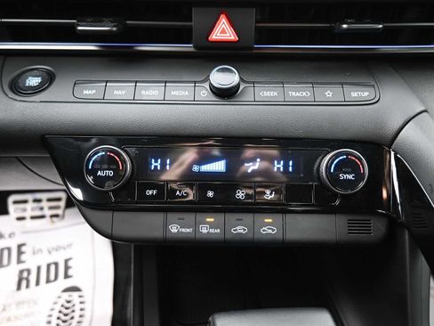 Used 2025 Hyundai Elantra SEL image 9