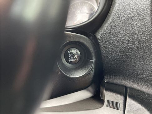 Used 2016 Jeep Renegade Latitude w/ Cold Weather Group FWD image 18