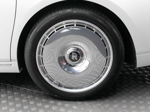 Used 2024 Rolls-Royce Phantom Extended Wheelbase w/ Leather Finishing Pack image 36