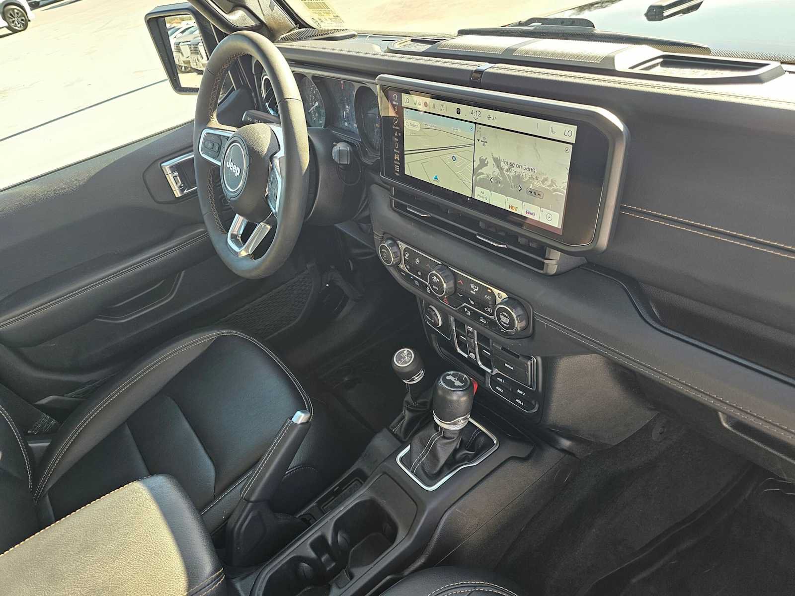 Used 2024 Jeep Wrangler Unlimited Sahara w/ Technology Group AWD/4WD image 11