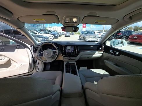 Used 2022 Volvo XC60 B5 Momentum image 25